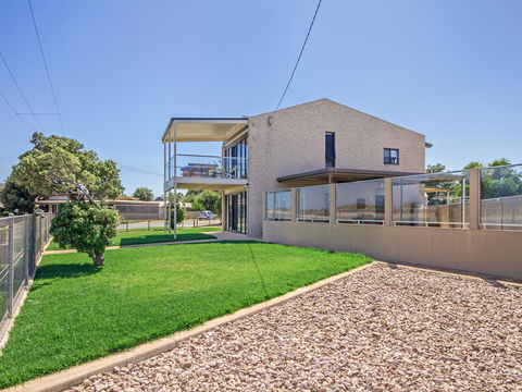 Pearl By The Sea - Grafton Accommodation 13