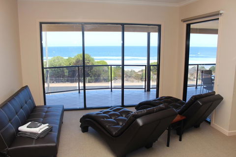 The Lighthouse - Beachfront Accommodation - Grafton Accommodation 5