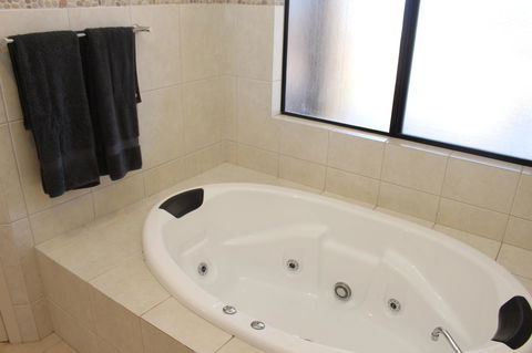 The Lighthouse - Beachfront Accommodation - Grafton Accommodation 4