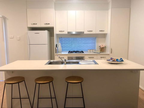 MODERN SPACIOUS 3 BR HOME - NEAR BEACH & AIRPORT - Grafton Accommodation 9