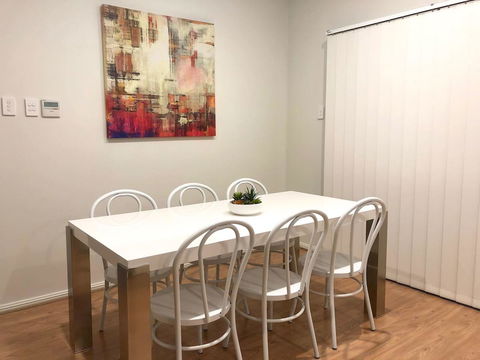 MODERN SPACIOUS 3 BR HOME - NEAR BEACH & AIRPORT - Grafton Accommodation 10
