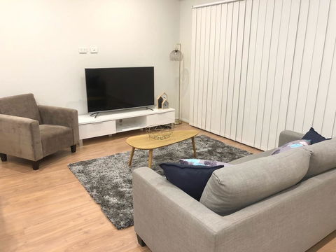 MODERN SPACIOUS 3 BR HOME - NEAR BEACH & AIRPORT - Grafton Accommodation 7