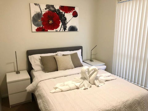 MODERN SPACIOUS 3 BR HOME - NEAR BEACH & AIRPORT - Grafton Accommodation 2