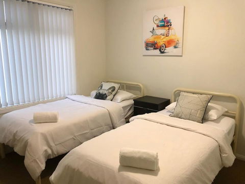 MODERN SPACIOUS 3 BR HOME - NEAR BEACH & AIRPORT - Grafton Accommodation 3