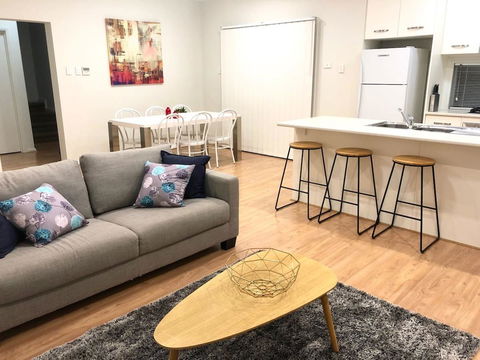 MODERN SPACIOUS 3 BR HOME - NEAR BEACH & AIRPORT - Grafton Accommodation 8