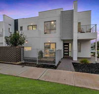 MODERN SPACIOUS 3 BR HOME - NEAR BEACH  AIRPORT - Grafton Accommodation