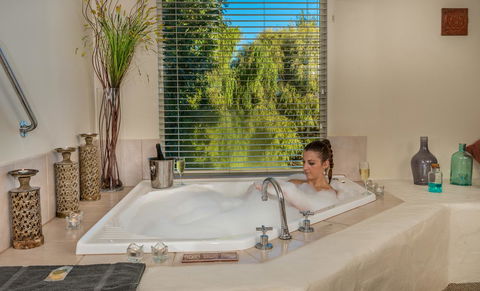 Chimes Spa Retreat - Grafton Accommodation 15