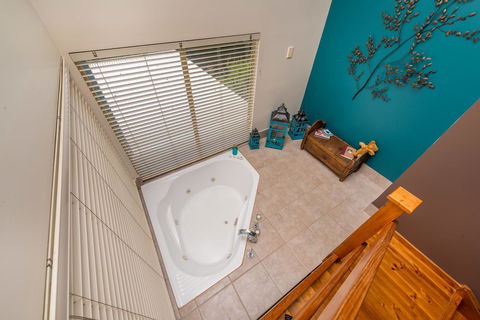 Chimes Spa Retreat - Grafton Accommodation 11