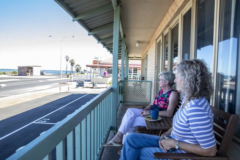 Shark Bay Seafront Apartments - Grafton Accommodation 19