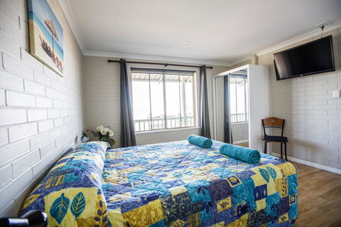 Shark Bay Seafront Apartments - Grafton Accommodation 4
