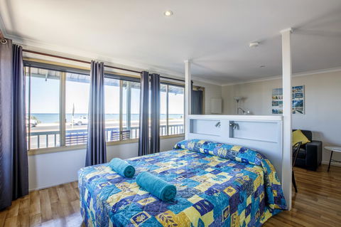 Shark Bay Seafront Apartments - Grafton Accommodation 16