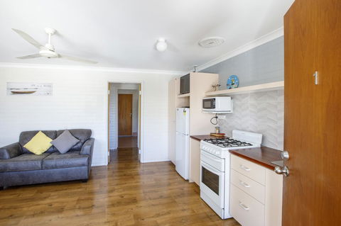 Shark Bay Seafront Apartments - Grafton Accommodation 11