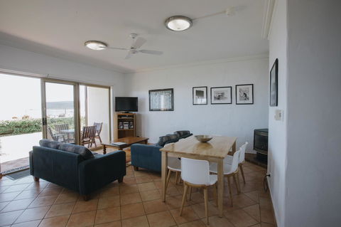 Canal Rocks Beachfront Apartments - Grafton Accommodation 8
