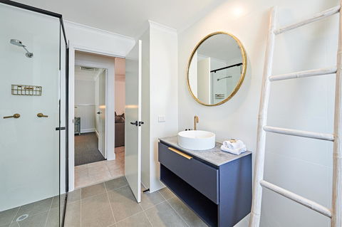 The Lord Byron - Grafton Accommodation 17