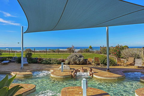 Blue Lagoon Beach Resort - Grafton Accommodation 3