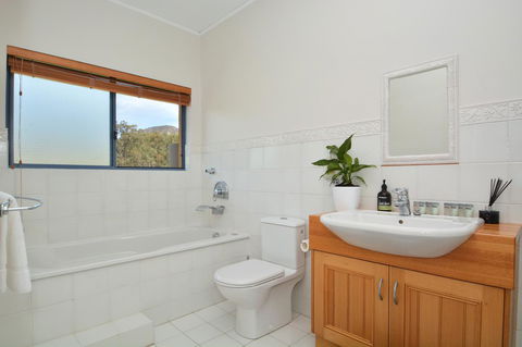 JE Guesthouse, Central To All The Hunter Valley Has To Offer - Grafton Accommodation 23