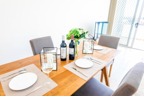 Near Train Station, New 2 BR Apt/free Parking - Grafton Accommodation 4