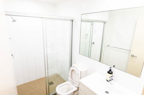 Near Train Station, New 2 BR Apt/free Parking - Grafton Accommodation 29