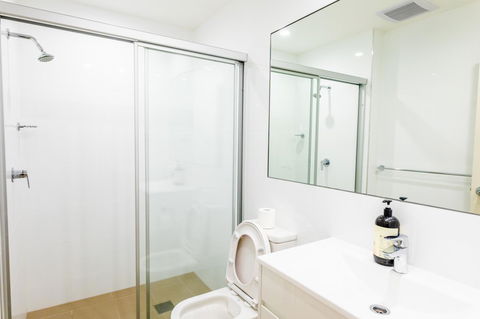 Near Train Station, New 2 BR Apt/free Parking - Grafton Accommodation 33