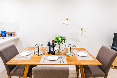 Near Train Station, New 2 BR Apt/free Parking - Grafton Accommodation 1