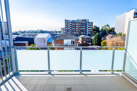 Near Train Station, New 2 BR Apt/free Parking - Grafton Accommodation 37