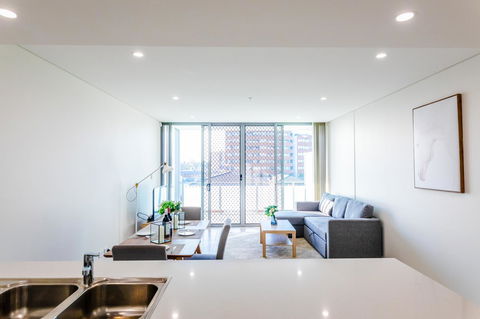 Near Train Station, New 2 BR Apt/free Parking - Grafton Accommodation 0