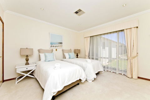 One Mile Mansion - Private Coastal Retreat FREE FAMILY ADVENTURE PASS - Grafton Accommodation 16