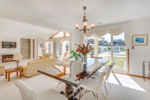 One Mile Mansion - Private Coastal Retreat FREE FAMILY ADVENTURE PASS - Grafton Accommodation 10
