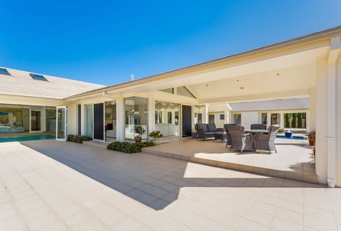 One Mile Mansion - Private Coastal Retreat FREE FAMILY ADVENTURE PASS - Grafton Accommodation 18