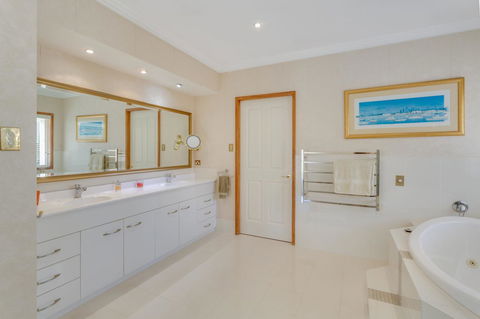 One Mile Mansion - Private Coastal Retreat FREE FAMILY ADVENTURE PASS - Grafton Accommodation 8