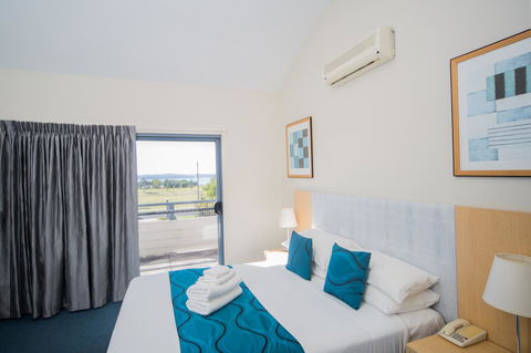 Corrigans Cove - Grafton Accommodation 4
