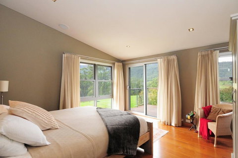 Bottlebrush Lodge - Great Views And A Pool! - Grafton Accommodation 3