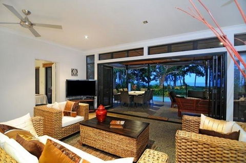 Bramston Beach - Luxury Holiday House - Grafton Accommodation 1