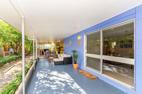 Bribie Beach House, Waterfront Directly Across The Road - Solander Esp, Banksia Beach - Grafton Accommodation 3