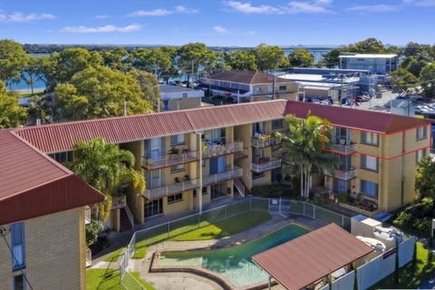Bribie Beach King Bed Unit Overlooking Pool - Grafton Accommodation 1