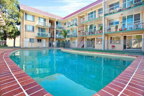 Bribie Beach King Bed Unit Overlooking Pool - Grafton Accommodation 0
