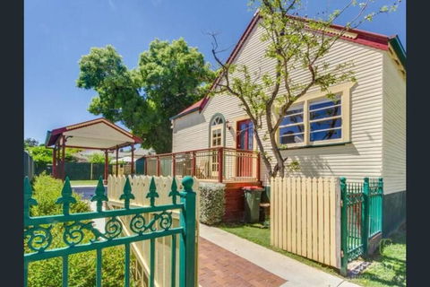Bright 3-bedroom Apartment - Central Armidale - Grafton Accommodation 0