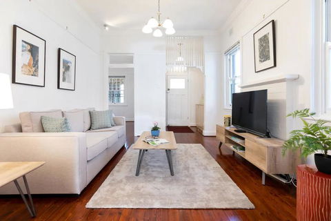 Bright And Elegant Executive 3 Bedroom Family Home - Grafton Accommodation 0