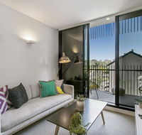 Bright Modern Apartment w Parking and Gym Near CBD - Grafton Accommodation