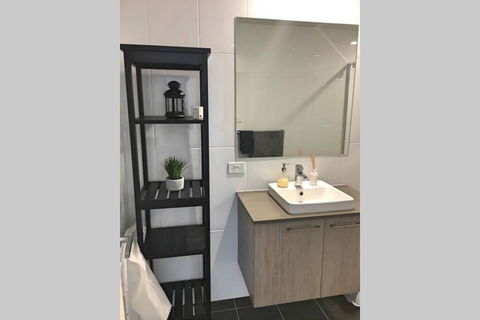 Bright, Modern, Stylish - Top Floor Apt - Woden - Grafton Accommodation 1