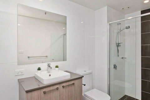Bright, Modern, Stylish - Top Floor Apt - Woden - Grafton Accommodation 3