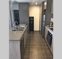 Bright Modern Stylish - Top Floor Apt - Woden - Grafton Accommodation