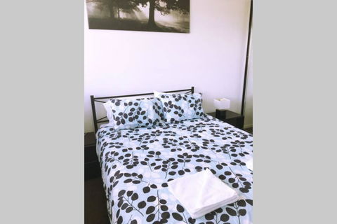 Bright, Modern, Stylish - Top Floor Apt - Woden - Grafton Accommodation 2