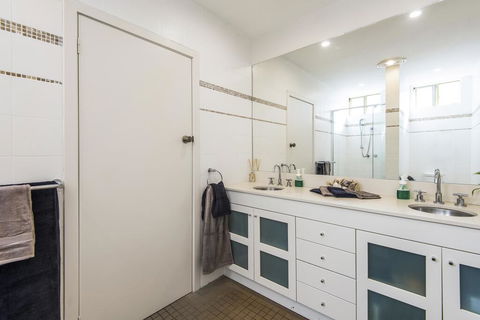 Bungan Beach House - Heated Indoor Pool - Grafton Accommodation 3