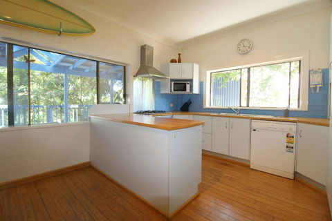 Cape Cod Beach House, 25 Skyline Crescent - Grafton Accommodation 2