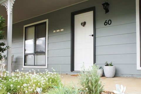 Charlottes Honor - River & Golf Cottage - Grafton Accommodation 0