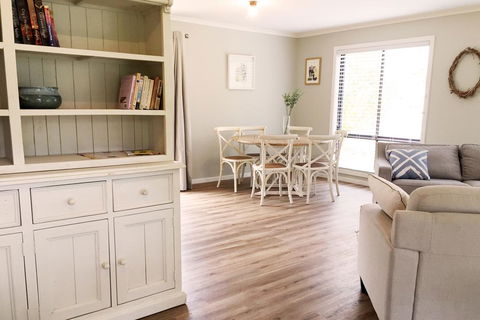 Charlottes Honor - River & Golf Cottage - Grafton Accommodation 3