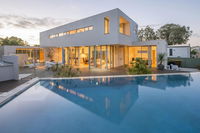 Cinque - Luxury Family Home with Pool Close to Beach and Town