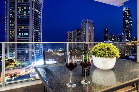 Circle On Cavil Holidays Gold Coast - Grafton Accommodation 0
