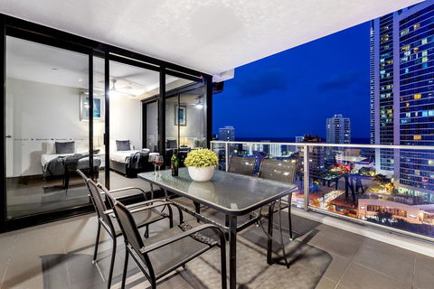 Circle On Cavil Holidays Gold Coast - Grafton Accommodation 1